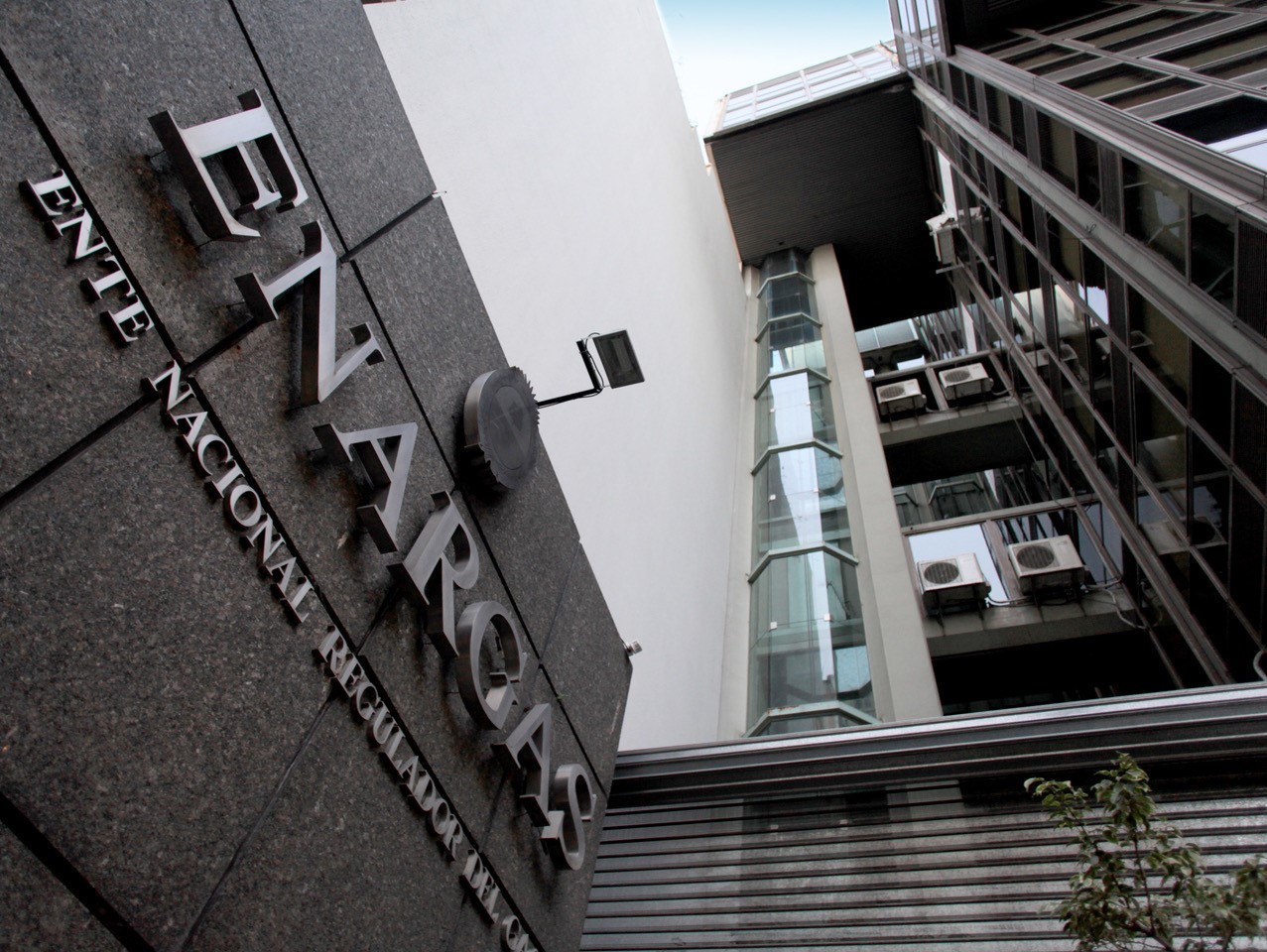 ENARGAS informó a sus Comisiones de usuarios y a la sociedad en general la denuncia penal formulada contra Aranguren. Implicancias y perjuicios